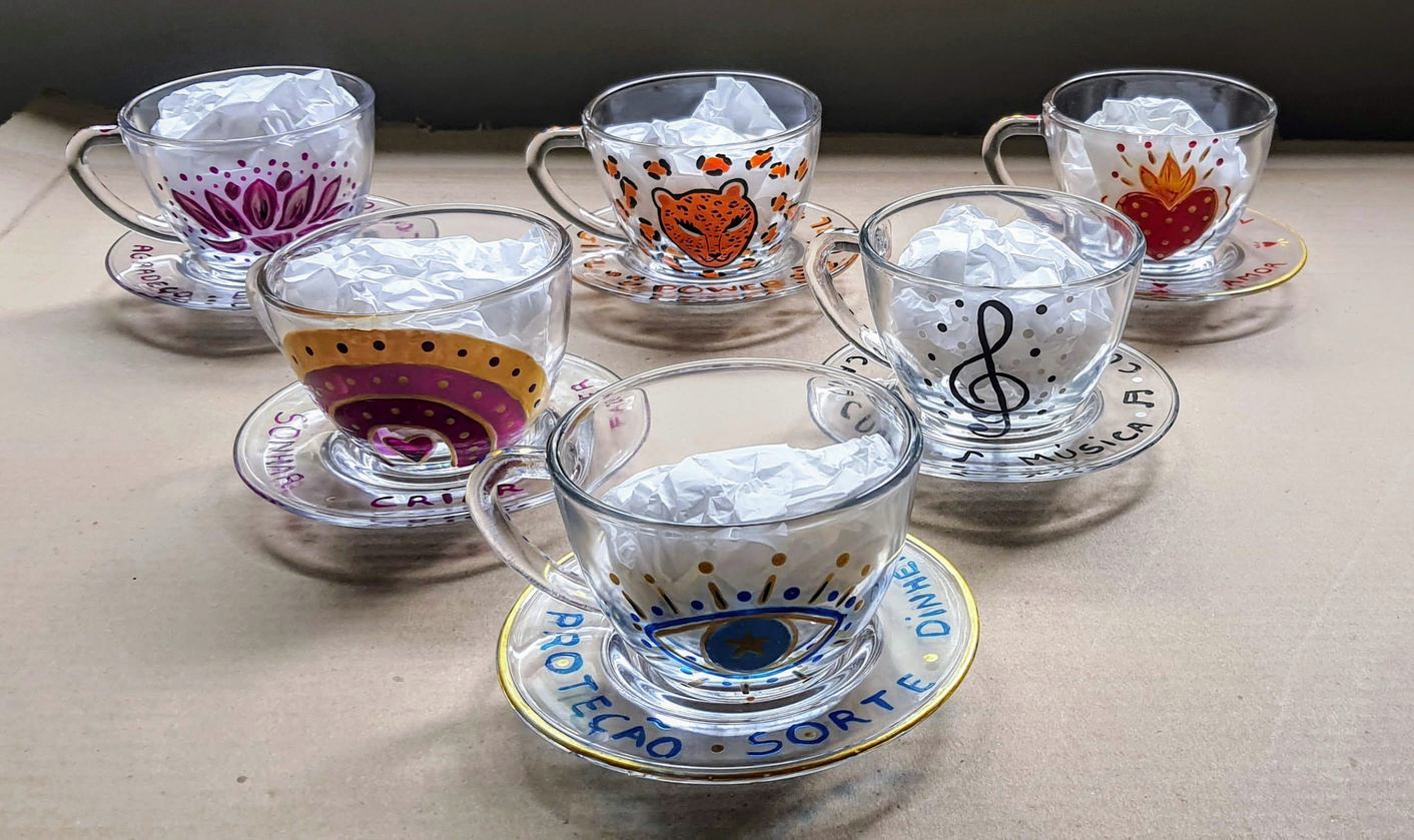 Copos e xícaras pintados a mão