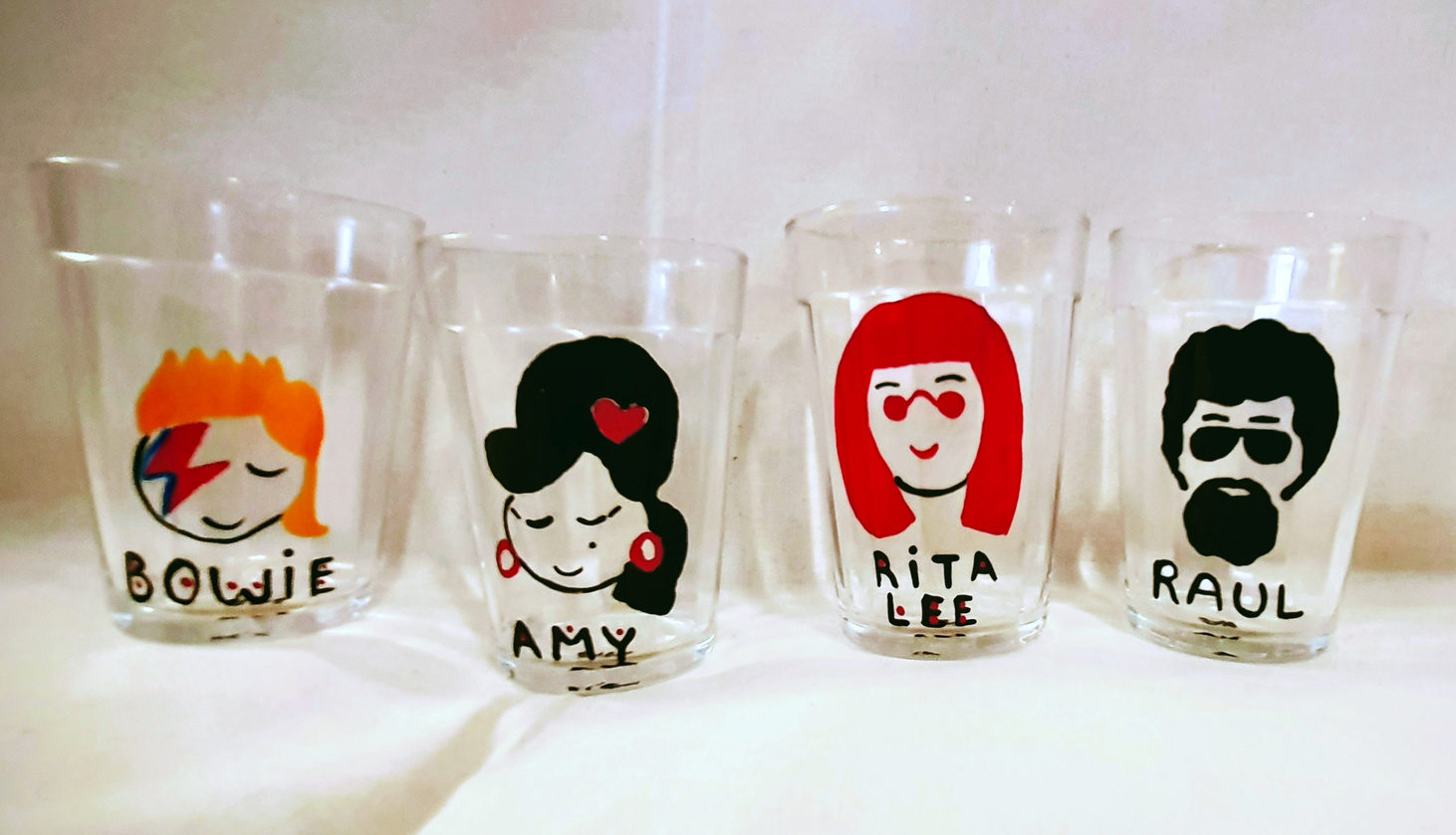 Copos e xícaras pintados a mão